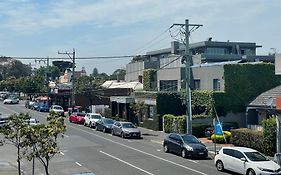 Beachside Flat With Free Parking